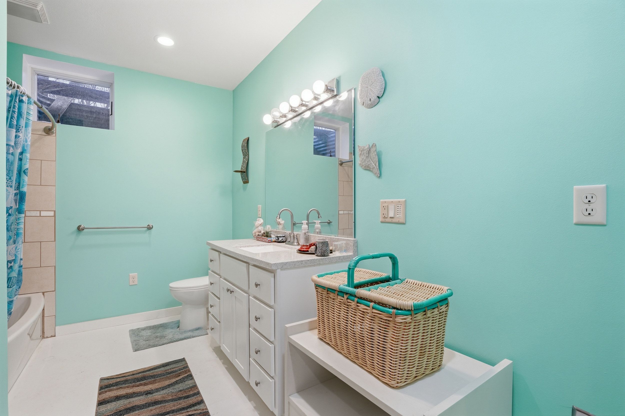 Listing Photo: 3300 Underwood Ave 0049-